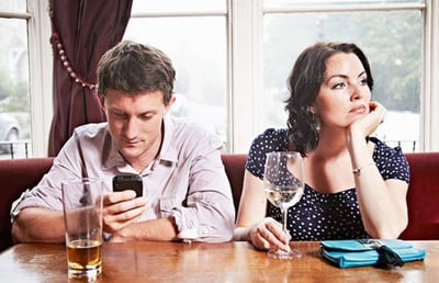 No-Cell-Phones-at-the-dinner-table-cover-tips-to-be-a-better-date